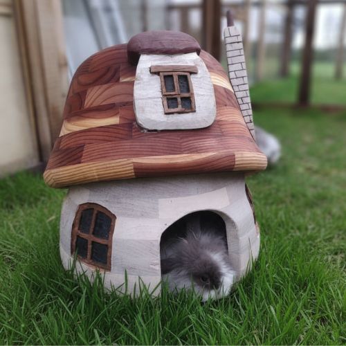 Cabane à lapin en bois tourné